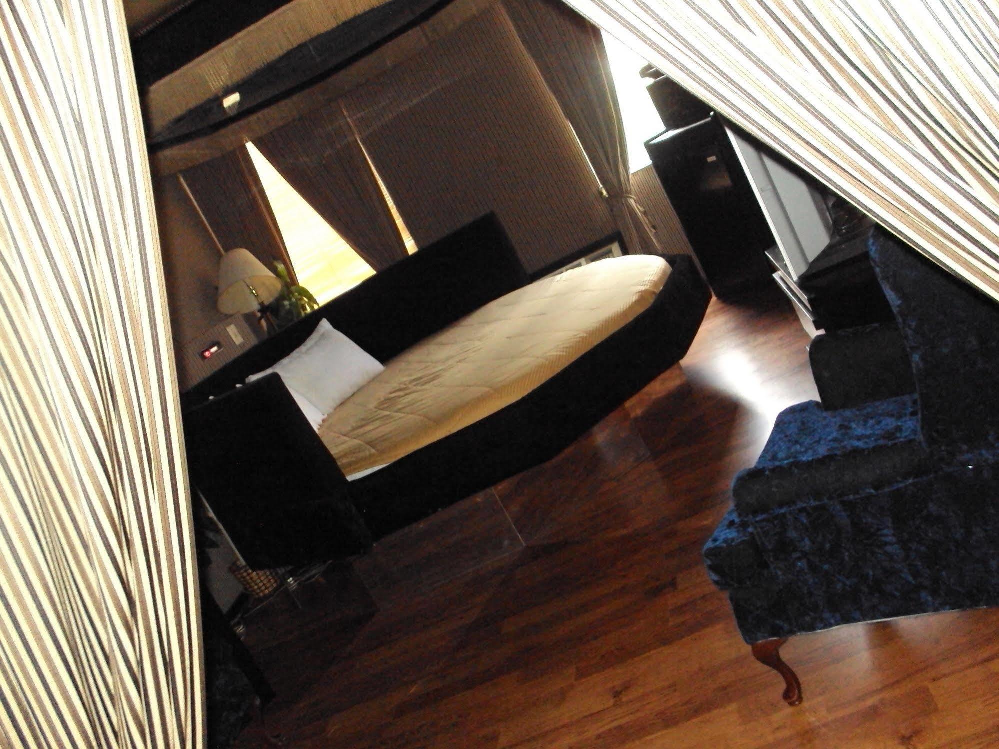 Red Carpet Inn Fanta Suites Hotel Greenwood Eksteriør billede